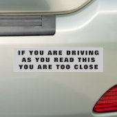 Als u rijdt terwijl u dit te dicht leest bumpersticker (Op auto)