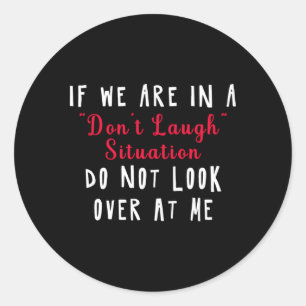 Als we in een niet lachen situatie zitten, kijk da ronde sticker