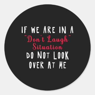 Als we in een niet lachen situatie zitten, kijk da ronde sticker