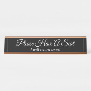 "Alsjeblieft heb een stoel" "Ik kom snel terug!" Bureau Naambordje