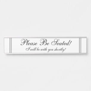 "Alsjeblieft, zit er zitten!" Deurbordje