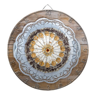 Amandelmoencake op bijthout dartbord