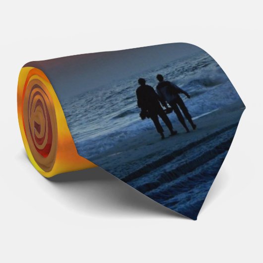 Amants sur une cravate de plage de coucher du (Roulé)