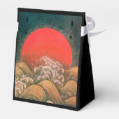 AMATERASU SUN GODDESS, RED GEM MONOGRAM Black Brow Bedankdoosjes (Achterkant)