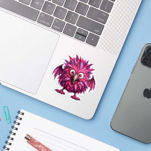 Amber - Grootogige Gevederde Plaag Sticker (Laptop met iPhone)