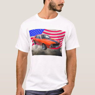 AMC Javlin-auto met Amerikaanse vlag T-shirt