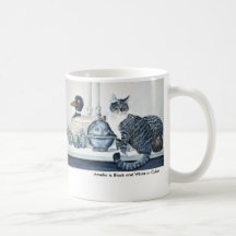 Amelia est noire et blanche dans la tasse de