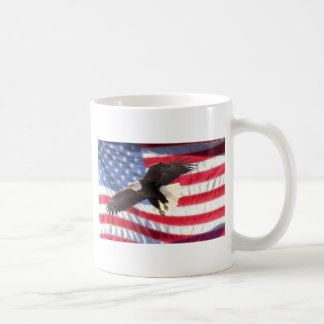 Américain Eagle et tasse de drapeau