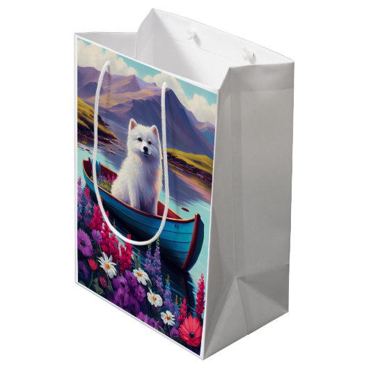 American Eskimo Dog on Paddle: Een Schilderachtig Medium Cadeauzakje (Achterkant Gekanteld)