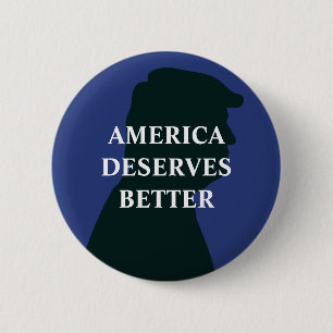Amerika verdient beter antitrump ronde button 5,7 cm