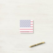 Amerikaans thema met vlaggestaren en stripes post-it® notes (Op bureau)