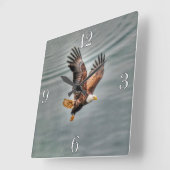 Amerikaanse adelaar vliegt over zee vierkante klok (Hoek)