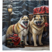 Amerikaanse Akita Snowy Sleigh Ride Kerstdecoratie Douchegordijn (Voorkant)