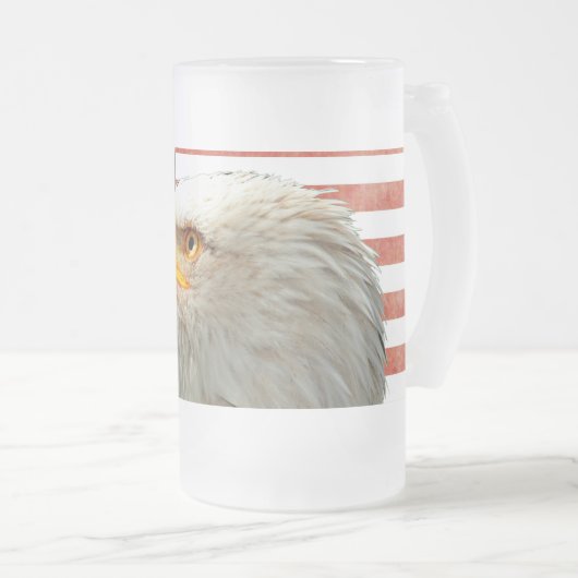 Amerikaanse Bald Eagle op een Amerikaanse vlag Matglas Bierpul (Voorkant rechts)