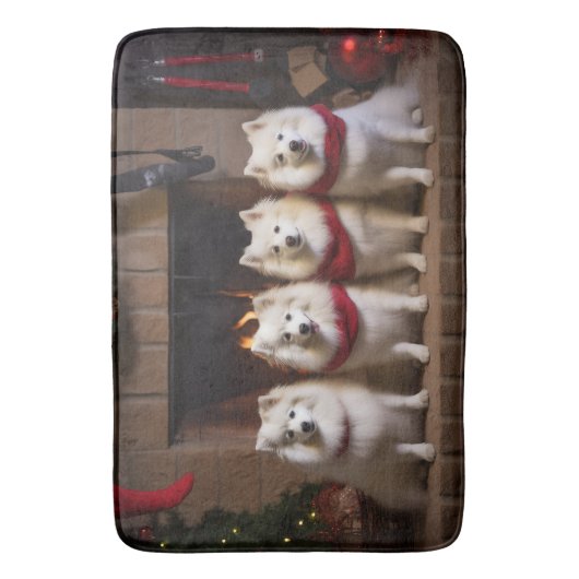 Amerikaanse Eskimo bij de open haard Kerstmis Badmat (Voorkant Verticaal)