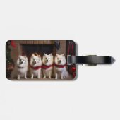 Amerikaanse Eskimo bij de open haard Kerstmis Bagagelabel (Achterkant horizontaal)