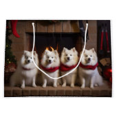 Amerikaanse Eskimo bij de open haard Kerstmis Groot Cadeauzakje (Voorkant)