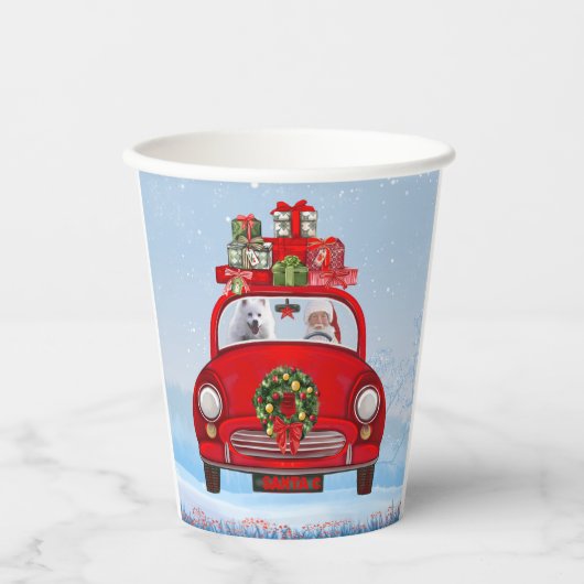 Amerikaanse eskimo-hond in auto's met kerstbedekki papieren bekers (Voorkant)