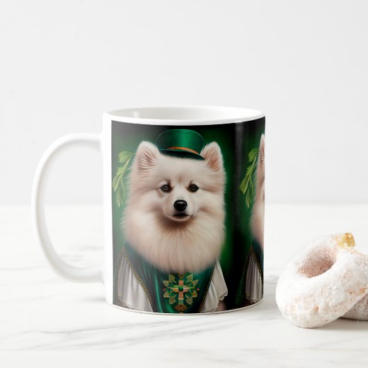 Amerikaanse Eskimo-hond in St. Patrick's Day Dress Koffiemok (Met donut)
