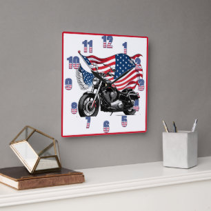 Amerikaanse motorfiets met vlag op de achtergrond vierkante klok