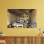 Amerikaanse soldaten slapen in een verlaten modder canvas afdruk (Insitu (Woonkamer))