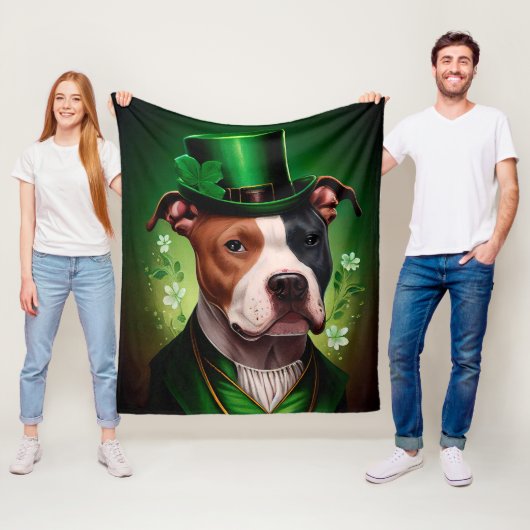 Amerikaanse Staffordshire-hond in St. Patrick's Da Fleece Deken (In situ)