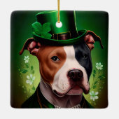 Amerikaanse Staffordshire-hond in St. Patrick's Da Keramisch Ornament (Achterkant)