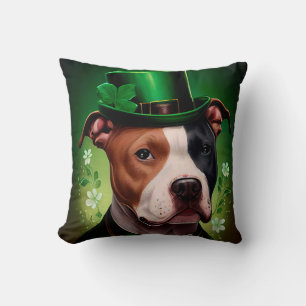 Amerikaanse Staffordshire hond op St. Patrick's Da Kussen