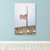 Amerikaanse vlag bij Half Mast (Verenigde Staten) Canvas Afdruk (Insitu (Houten vloer))