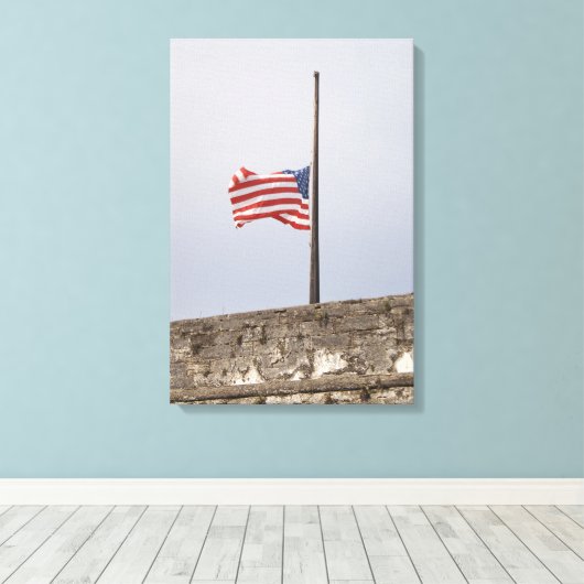 Amerikaanse vlag bij Half Mast (Verenigde Staten) Canvas Afdruk (Insitu (Houten vloer))