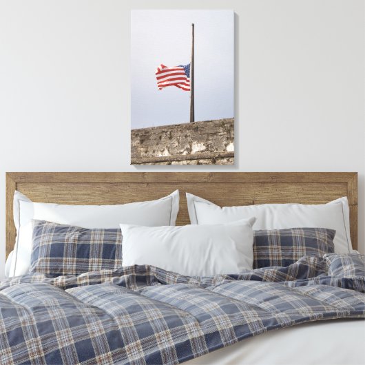 Amerikaanse vlag bij Half Mast (Verenigde Staten) Canvas Afdruk (Insitu (Slaapkamer))