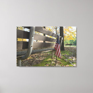 Amerikaanse vlag bij Park Bench Canvas Afdruk