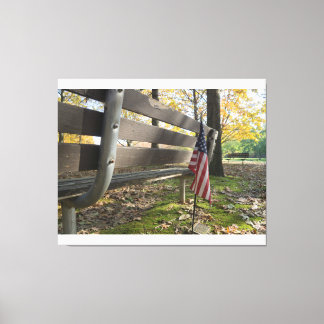 Amerikaanse vlag bij Park Bench Canvas Afdruk