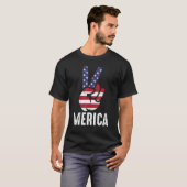 Amerikaanse vlag en patriottisch vredesteken hand t-shirt (Voorkant volledig)