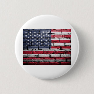 Amerikaanse vlag geschilderd op een bakstenen muur ronde button 5,7 cm