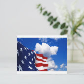Amerikaanse vlag in blauwe lucht briefkaart (Staand voorkant)