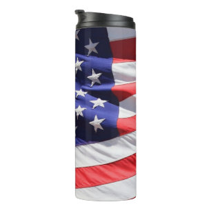 Amerikaanse vlag in de Wind Waving Banner Thermosbeker