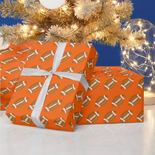 Amerikaanse voetballen op oranje cadeaupapier