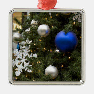 Amérique du Nord. Décorations de Noël sur arbre.