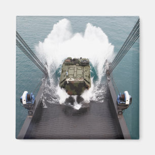 Amfibische aanvalsvoertuigen lossen uit de USNS Magneet