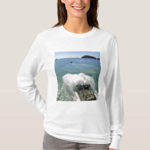 Amfibische Assaultvoertuigen verlaten het ruim dek T-shirt