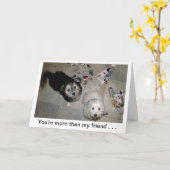 Ami amusant chiot carte d'anniversaire (Fleur jaune)