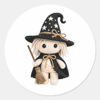 Amigurumi stijl genaaide witte heks met bezem ronde sticker