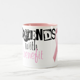 Amis avec la tasse d'avantage