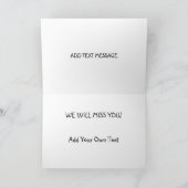 Amis ou collègues de travail agitant une carte d'a (Intérieur)