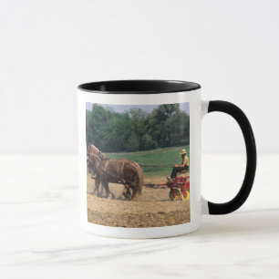 Amish Country simpeler mensen op het boerenbedrijf Mok