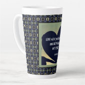 AMOUR Ce que tu fais Latte Mug par Adiela Akoo (Angle gauche)