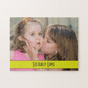 Amour de soeur - soeur embrassant son puzzle de