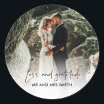 Amour et Gratitude Mariage Favoriser Stickers<br><div class="desc">Étendez votre appréciation sincère et célébrez votre amour avec notre Sticker Mariage Photo "Amour et Gratitude". Ces autocollants polyvalents sont l'ajout parfait à vos faveurs de mariage, cartes de remerciements ou enveloppes. Avec un espace pour votre photo préférée, ils vous permettent de partager vos moments chéris avec une touche d'amour...</div>