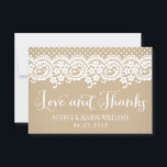 Amour et Merci Rustic Kraft et Mariage de dentelle<br><div class="desc">Les cartes de remerciement mariage plat comprennent en script "Love and Thanks",  un design de bordure illustrée de dentelle blanche fleurie et pointillée,  un texte monogramme personnalisé qui peut être personnalisé,  et un arrière - plan avec un aspect rustique papier brun kraft texturé.</div>